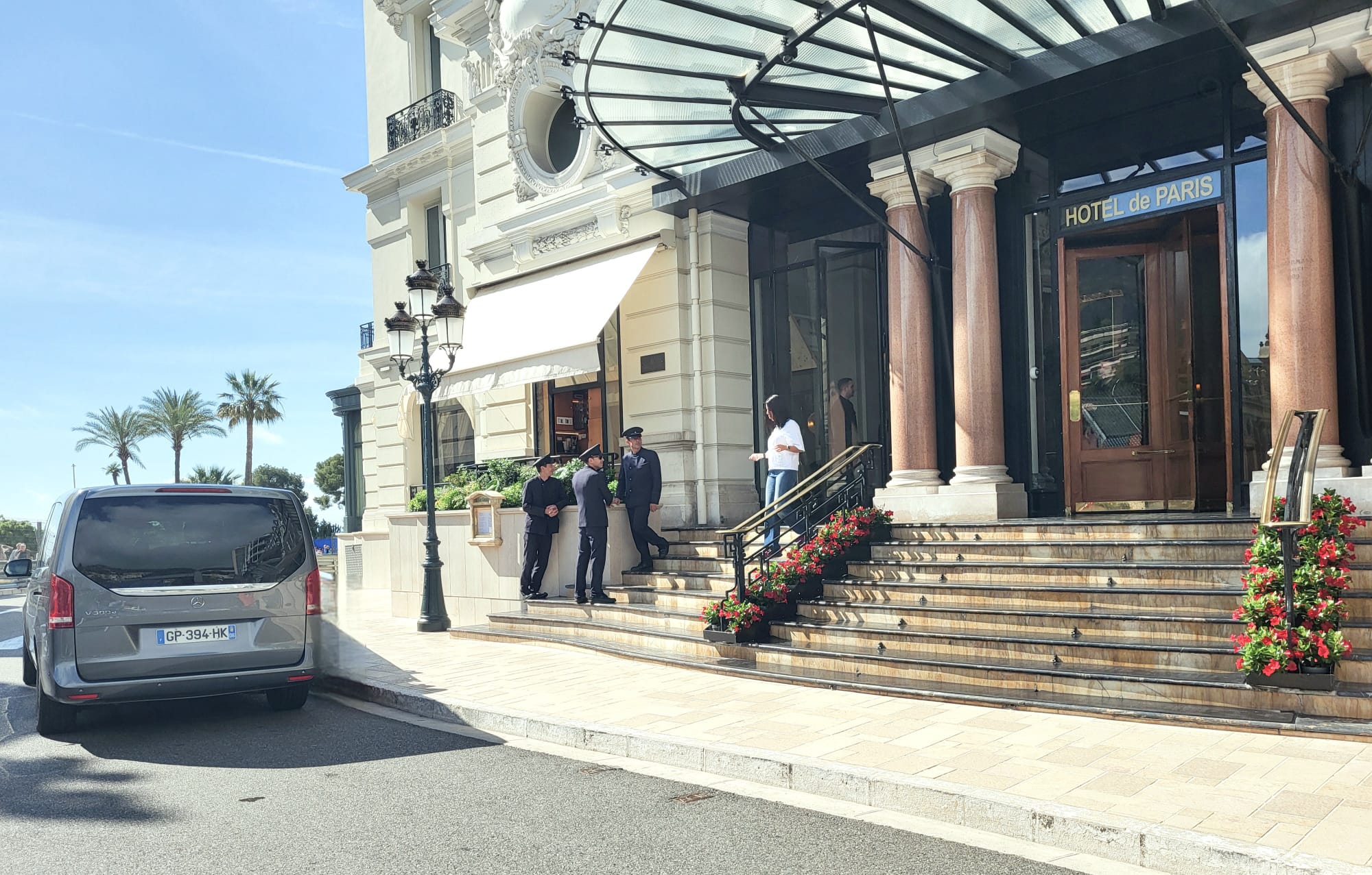 Mercedes Ba-lad devant l'Hôtel de Paris à Monaco